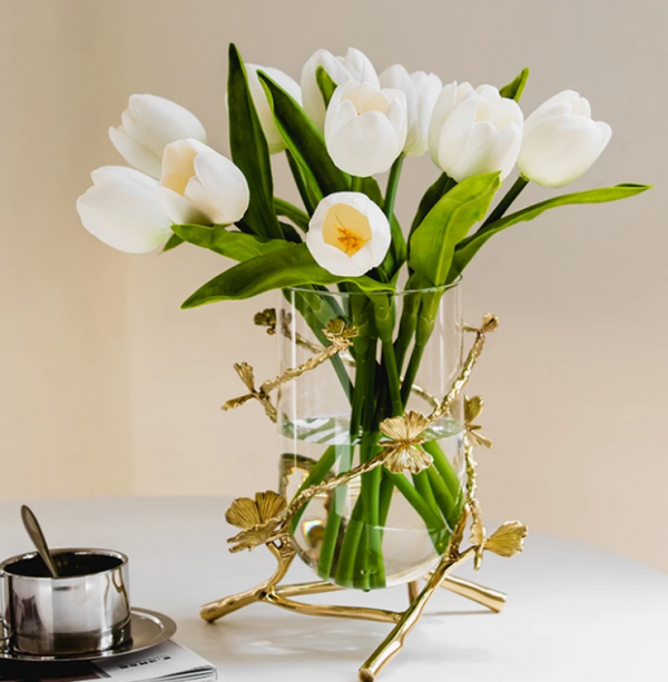 Vas bunga dengan desain transparan yang modern